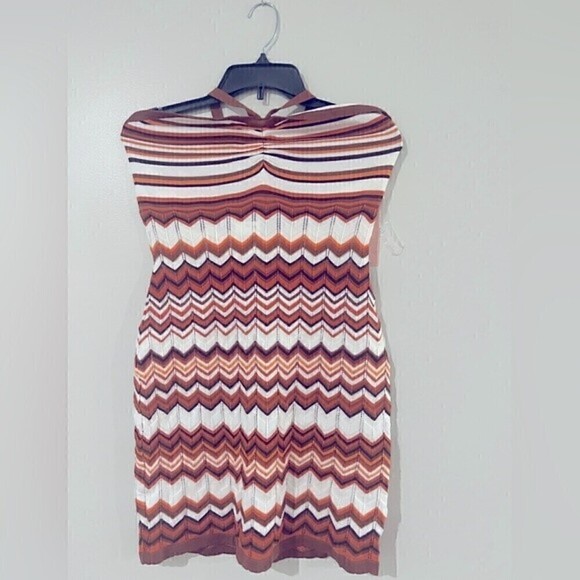 CRAVE FAME
Juniors' Halter Zig Zag Dress size Meduim - Picture 4 of 6